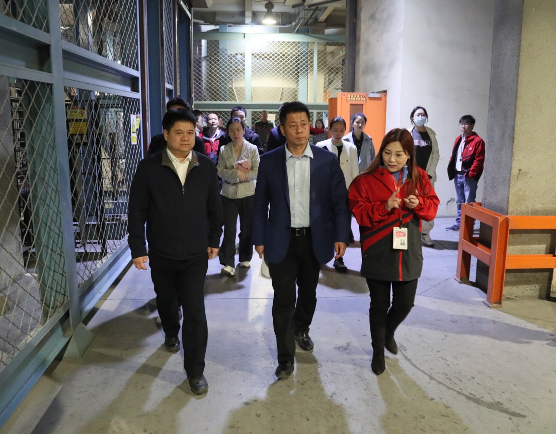 經(jīng)開區(qū)工委副書記、組織人事部部長于淼一行蒞臨美巢參觀督導(dǎo)